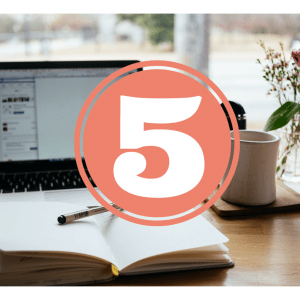 chiffre 5 devant ordinateur et cahier