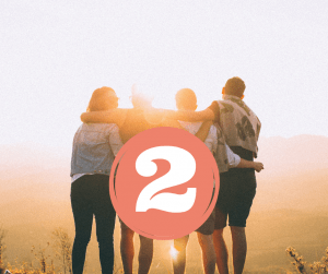 chiffre 2 devant 4 personnes de dos